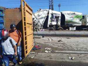 Accidente en La Guaira: Labores de limpieza revelan un cuerpo bajo un camión de aseo 
