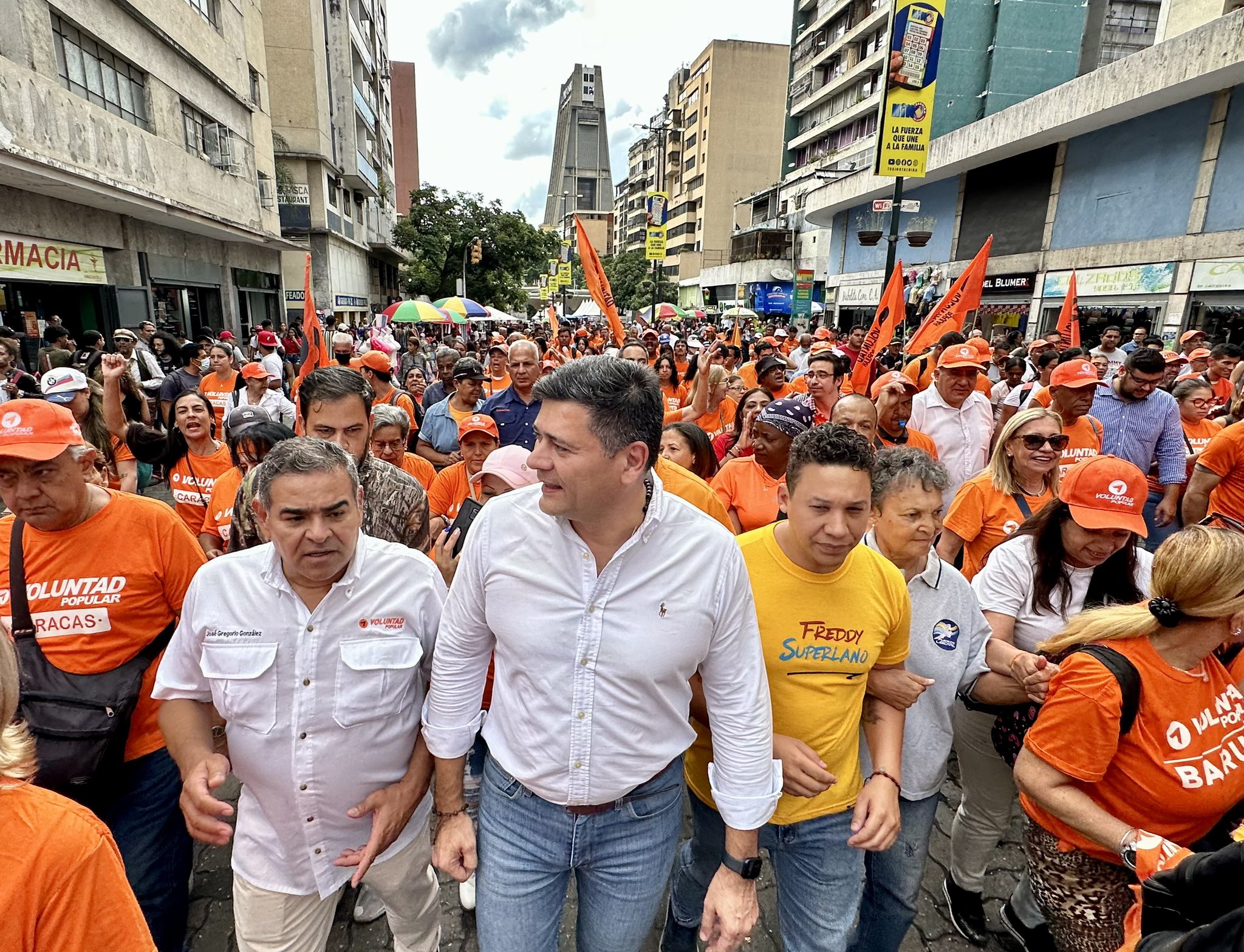 Freddy Superlano comenzó su campaña a la primaria opositora en el Boulevard de Sabana Grande (Fotos)
