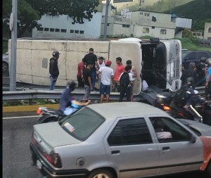 EN FOTOS: Se registró accidente en la Francisco Fajardo a la altura del puente 5 de julio