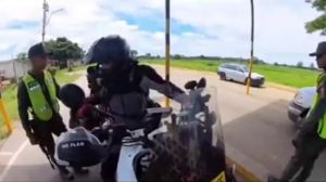 VIRAL: Dos GNB pidieron dos litros de gasolina a youtuber español en alcabala en Apure (Video)