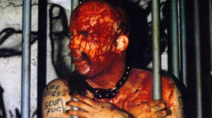 La historia de GG Allin, el músico más brutal del punk que se revolcaba en sangre y lanzaba excremento al público