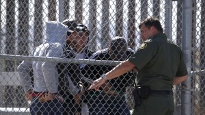 Presionan a Biden en la Corte para ayudar que más inmigrantes lleguen a la frontera