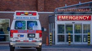 Encuentran cadáver descompuesto de inmigrante en escalera de hospital en Nueva York