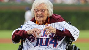El lanzamiento inicial en un partido de la MLB los hizo una abuelita… ¡de 104 años! (VIDEO)