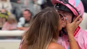 ¡Otra polémica a lo Rubiales! Dueña de caballo besó a su jinete tras ganar la competencia (VIDEO)