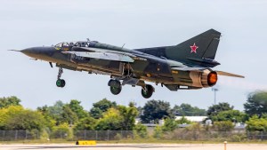 VIDEOS: Piloto se eyecta de un avión de combate ruso en Míchigan al ver que se precipitaba a tierra