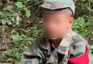 ¿Fue actuado? Aseguran que VIDEO que muestra el testimonio de un niño con el uniforme del ELN “es falso”