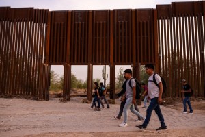 Miles de inmigrantes cruzan a EEUU por las compuertas abiertas del muro en Arizona (VIDEO)