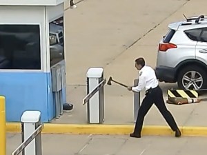 VIDEO: Al borde del colapso, piloto atacó con un hacha la barrera de estacionamiento en aeropuerto de Denver