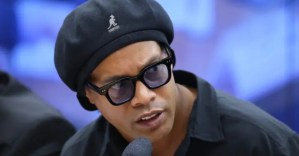 Ronaldinho causó furor con su nuevo trabajo en un desfile de modas