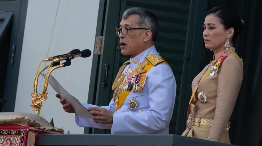 El día que el rey de Tailandia, Rama X, nombró mariscal del ejército a su perro