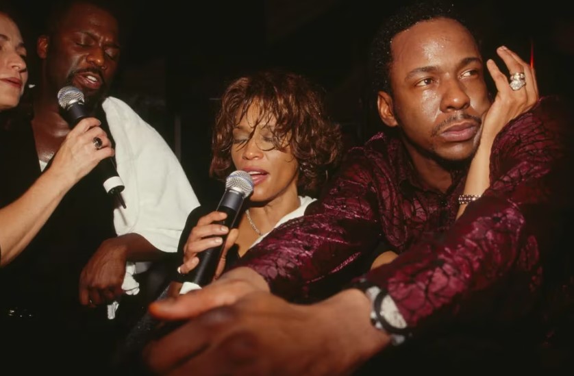 El trágico derrumbe de Whitney Houston: las drogas, los escándalos con su marido y su muerte ahogada en la bañera