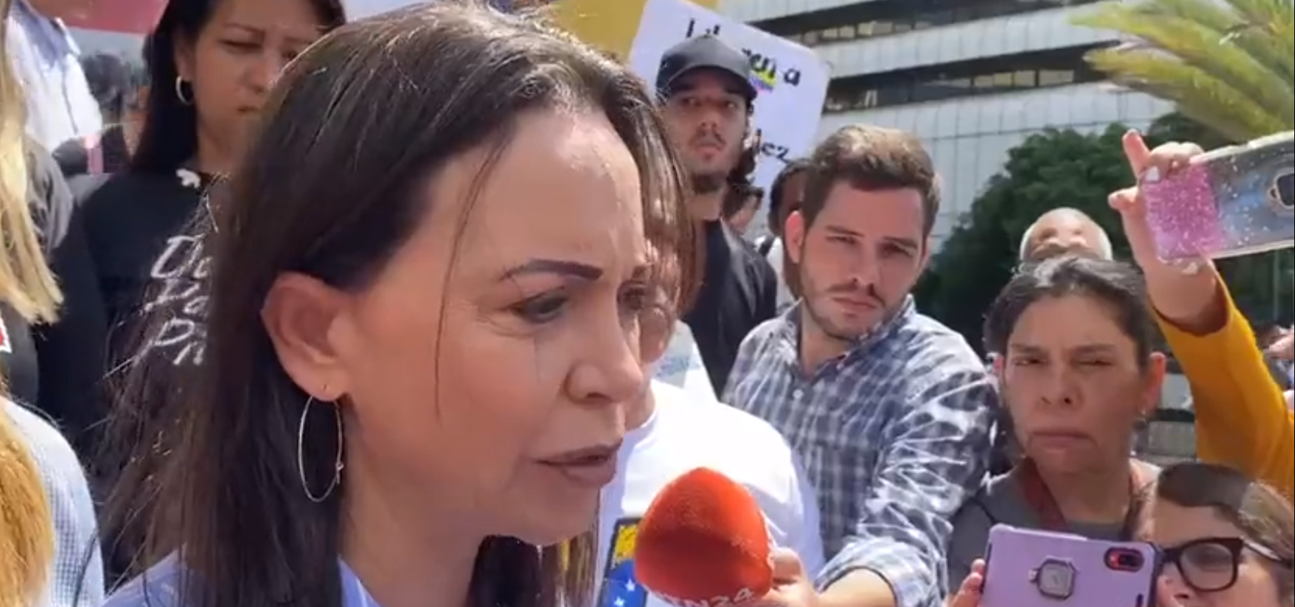 María Corina Machado respalda protesta tras condena de 16 años a seis trabajadores venezolanos (VIDEO)