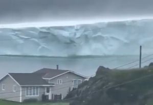 Impactante VIDEO: iceberg gigante se desprende y sorprende a habitantes en la isla canadiense de Terranova