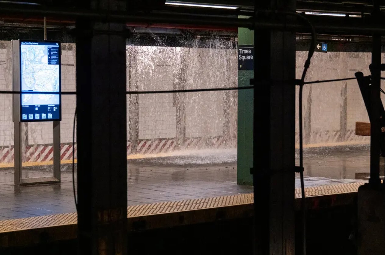 Rotura de tubería de agua en Nueva York inunda las calles y metro de Times Square