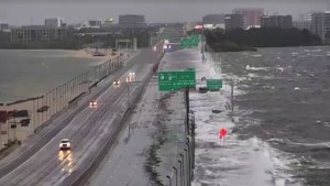Impresionante VIDEO muestra cómo el huracán Idalia “devora” el puente Howard Frankland en Florida