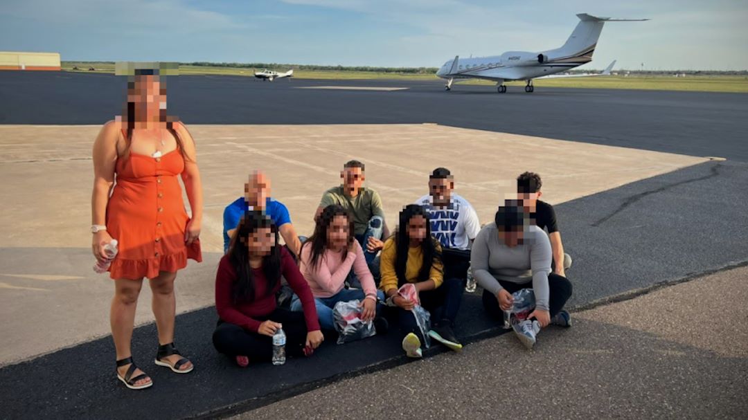 “Indocumentados VIP”, los “ricos” que pagan miles de dólares para cruzar ilegalmente en aviones privados a EEUU