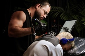 Daniel Luzardo, un venezolano que dejó una huella en festival de tatuajes en San Diego