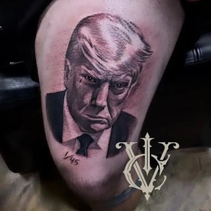 ¡De locura! Un seguidor de Donald Trump se tatuó la foto del fichaje policial y se volvió viral