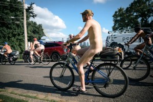 En pelotas y sobre ruedas: Centenares de ciclistas dan un paseo en Filadelfia… completamente desnudos (FOTOS)