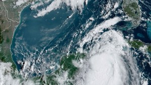 Huracán Idalia se fortalece a categoría 2 mientras sigue su rumbo hacia Florida