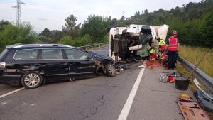 Fatal accidente entre microbús y un camión dejó al menos once muertos en Armenia