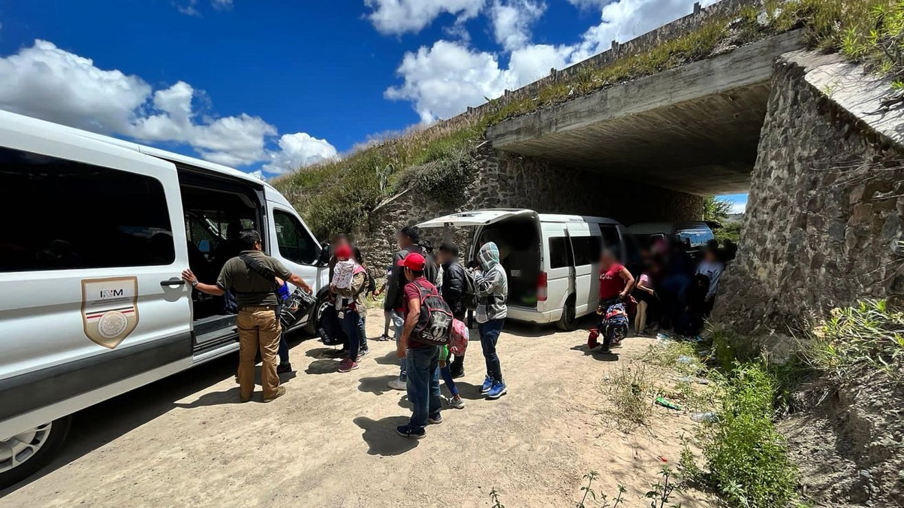 Más de un centenar de migrantes fueron hallados en ocho furgonetas que viajaban en México con rumbo a EEUU