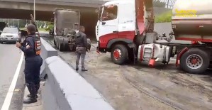 Gandola paraliza tráfico en la autopista Francisco Fajardo tras derramar combustible en la vía #21Ago (Video)