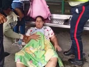 Mujer dio a luz en una parada de autobús en Baruta (VIDEO)