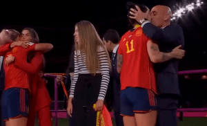El beso del presidente de la federación Española de Fútbol a una jugadora genera polémica mundial