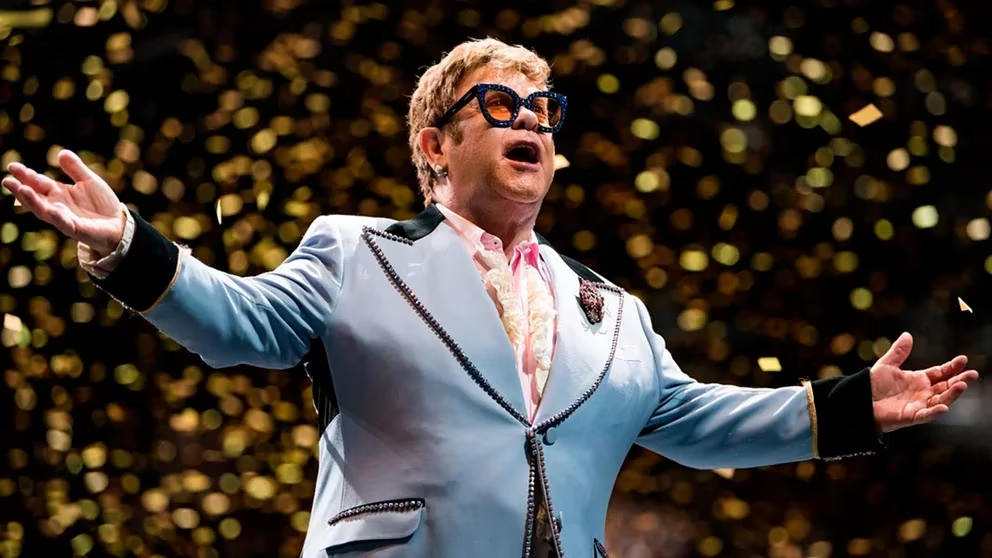Los secretos más íntimos de Elton John: la madre que odiaba su música, su coqueteo con la muerte y el orfanato que le cambió la vida