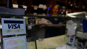 Pa’ lo que quedaron las tarjetas de crédito venezolanas: solo sirven “para abrir una puerta si se tranca”