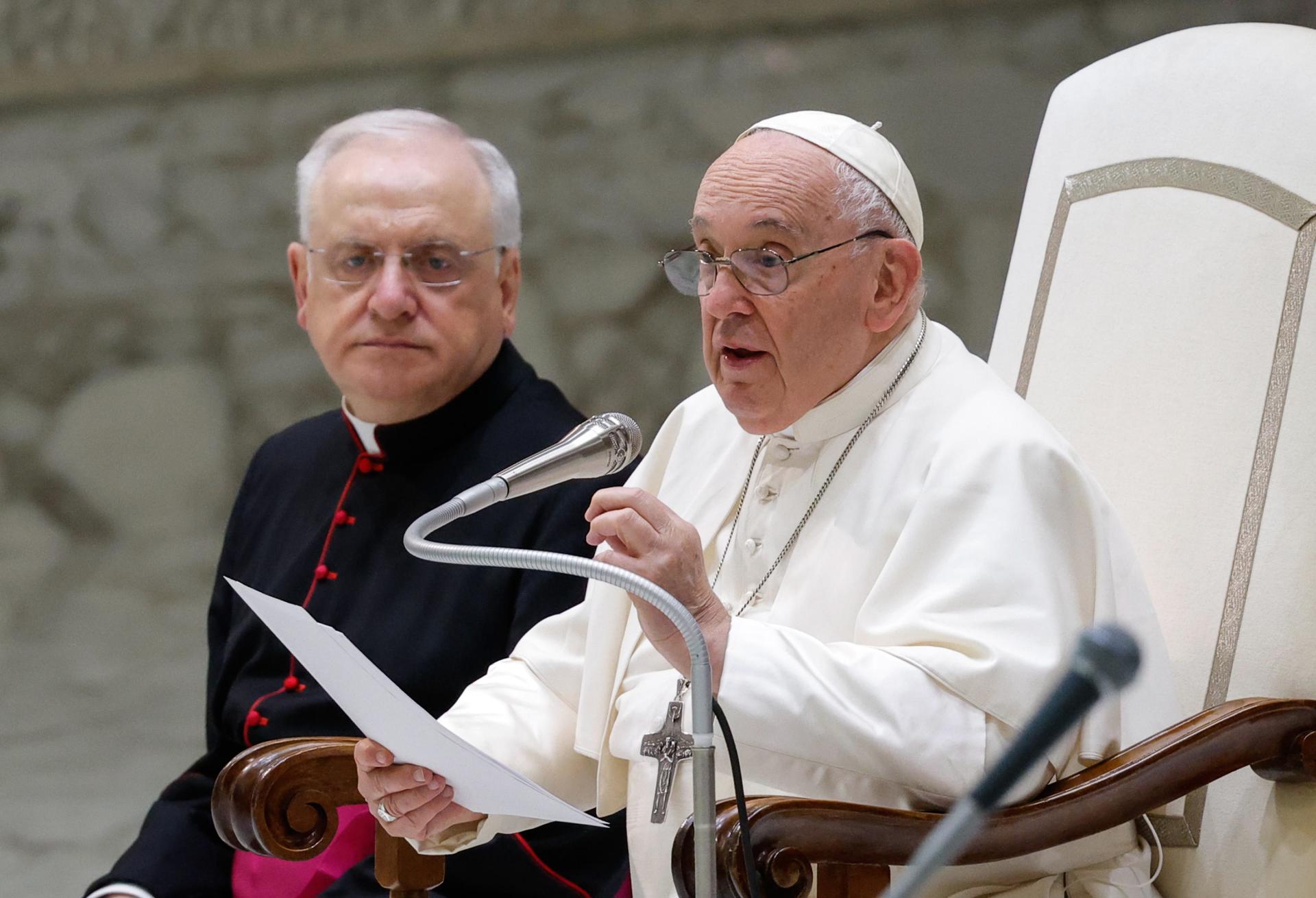El papa Francisco dice que rezó por la paz en Fátima y pide a los “grandes” escuchar a los jóvenes