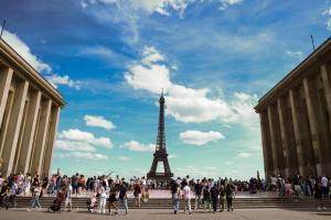 La Fiscalía de París abre una investigación por falsas alertas de bomba en la Torre Eiffel