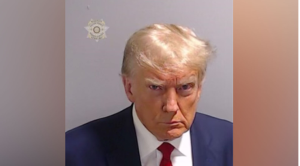 Trump podría estar infringiendo derechos de autor al promocionar artículos con foto de fichaje tomada en prisión