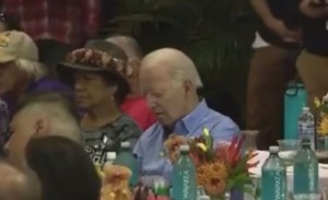 Biden puso a “descansar los ojos” mientras compartía con víctimas del incendio en Hawái (VIDEO)
