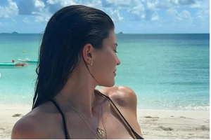 El bikini chiquito que lució Kylie Jenner desde una playa remota con aguas cristalinas (DIOOSS)