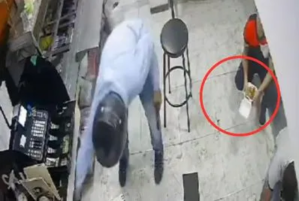 Robaron local de comida rápida y empleado quedó paralizado con la salchipapa en la mano (VIDEO)