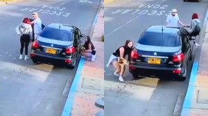 El maestro del engaño: estaba con su amante en un carro, llegó su novia y la escondió en un insólito lugar (VIDEO)