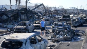 La reconstrucción de Maui costará miles de millones a pesar de la lucha de bomberos por frenar los incendios