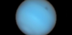 Captan por primera vez desde la Tierra una misteriosa mancha oscura en Neptuno