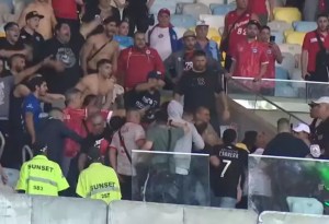 VIDEOS: Policías disparan a quemarropa contra hinchas en pleno partido de Copa Libertadores