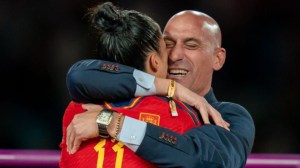 Luis Rubiales, investigado por la Fifa por beso el forzado a jugadora tras victoria en el Mundial Femenino