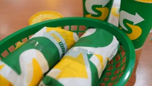 ¡De locura! Casi 10 mil personas dispuestas a cambiar su nombre a “Subway” para tener sándwiches gratis