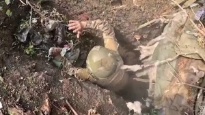 “Maldit*s, ¿vinieron a salvarnos?”: el momento en que tropas ucranianas capturan trinchera con soldados rusos (VIDEO)