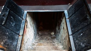 Estudiante de Pittsburgh vive una “película de terror” al hallar una habitación secreta detrás de la pared de su sótano