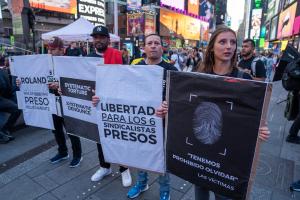 Venezolanos exigieron en Times Square de Nueva York el cierre de los centros de tortura de Maduro (FOTOS)