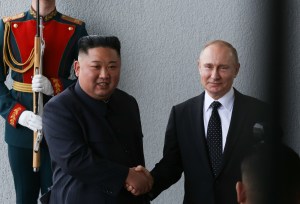 EEUU aseguró que el encuentro con Kim Jong-un muestra que Putin suplica ayuda
