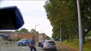 VIDEO: Arrastró con su carro a oficial de policía durante una parada de tráfico en Massachusetts