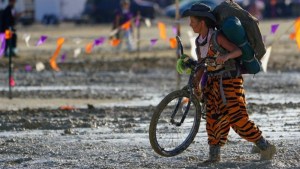 Las imágenes de la lluvia y el barro que dejaron atrapadas a más de 70 mil personas en el festival Burning Man